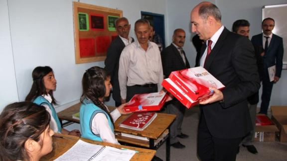 Fatih Projesi Kapsamında Öğrenci Ve Öğretmenlere Tablet Dağıtıldı