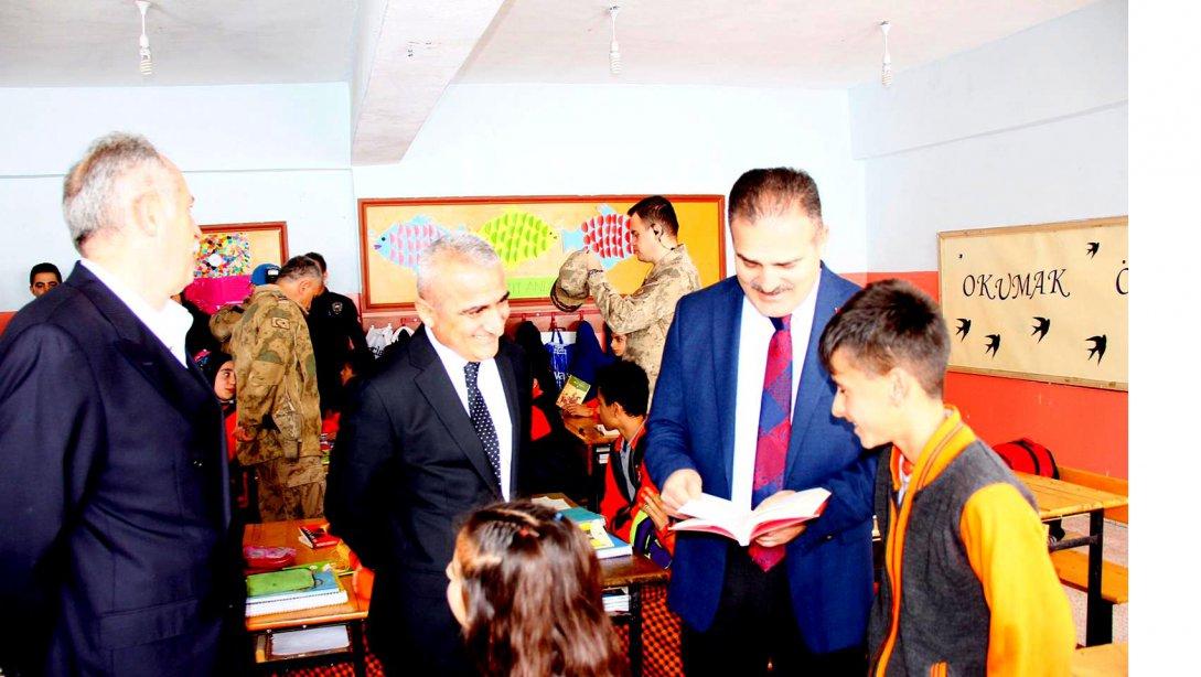 Valimiz Sayın İdris AKBIYIK, İl Milli Eğitim Müdürümüz Sayın Bilal GÜR ile birlikte Durankaya Beldesinde okulları ziyaret ettiler. 